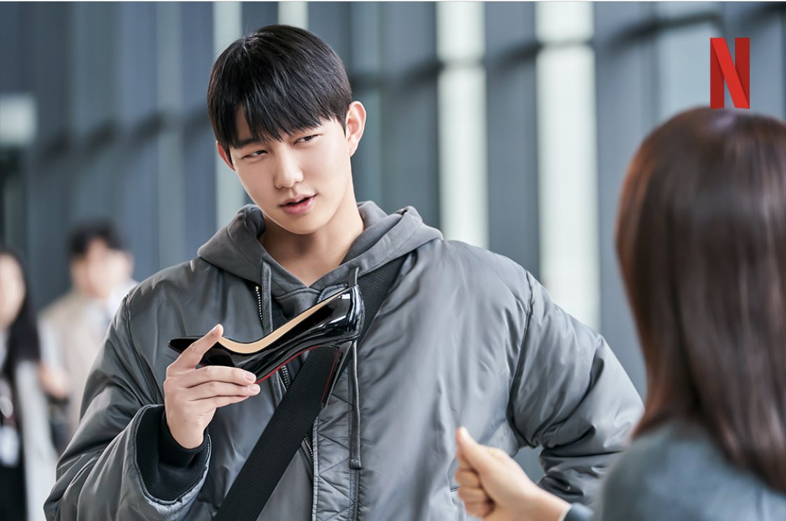 kayeayem_'s tweet photo. Hwang Do Hee never goes down in her heels.

The heels…

#QueenMaker #퀸메이커 
#MoonSoRi
#KimHeeAe #김희애 https://t.co/7J6c6tpRRk