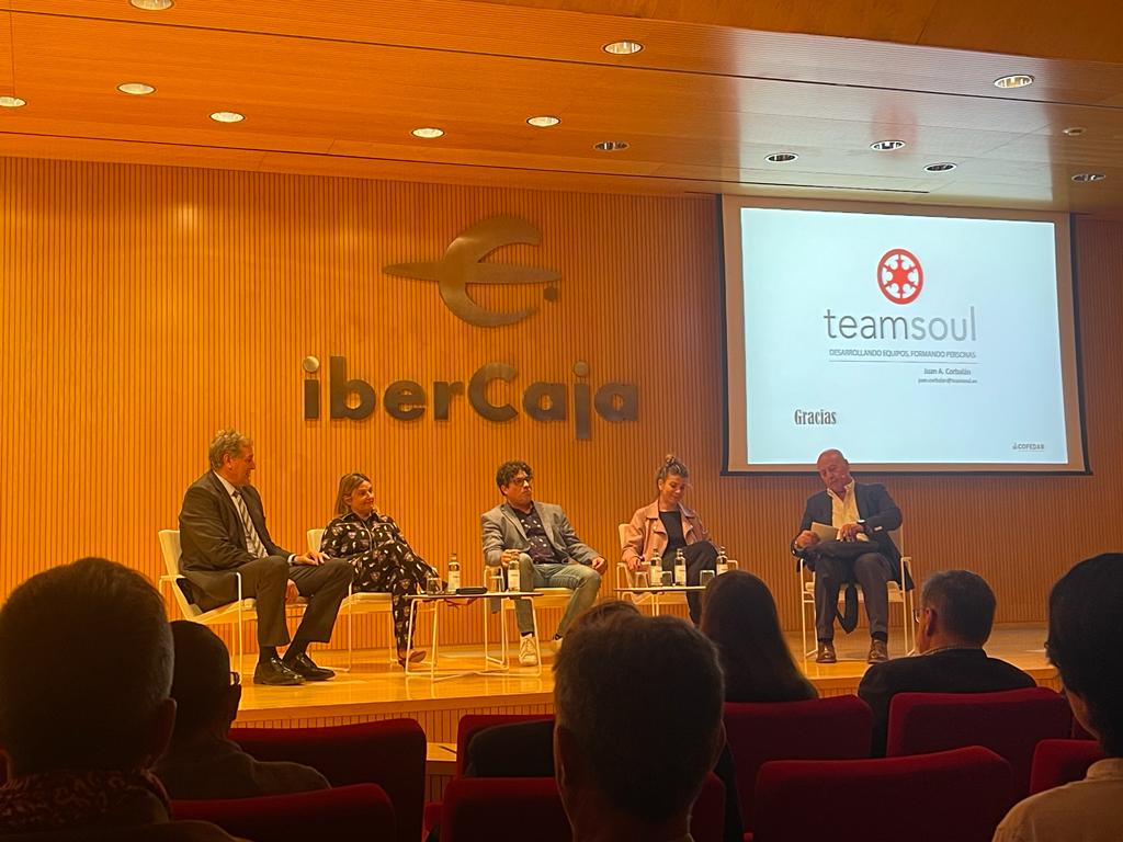 MoAzCe's tweet image. Un placer compartir tertulia con  mis referentes deportivos y con amigos, para hablar de Educación, Salud, Genero y Turismo en el Deporte. 
"Juan, Fernando, Enrique y Cristina ha sido un placer"