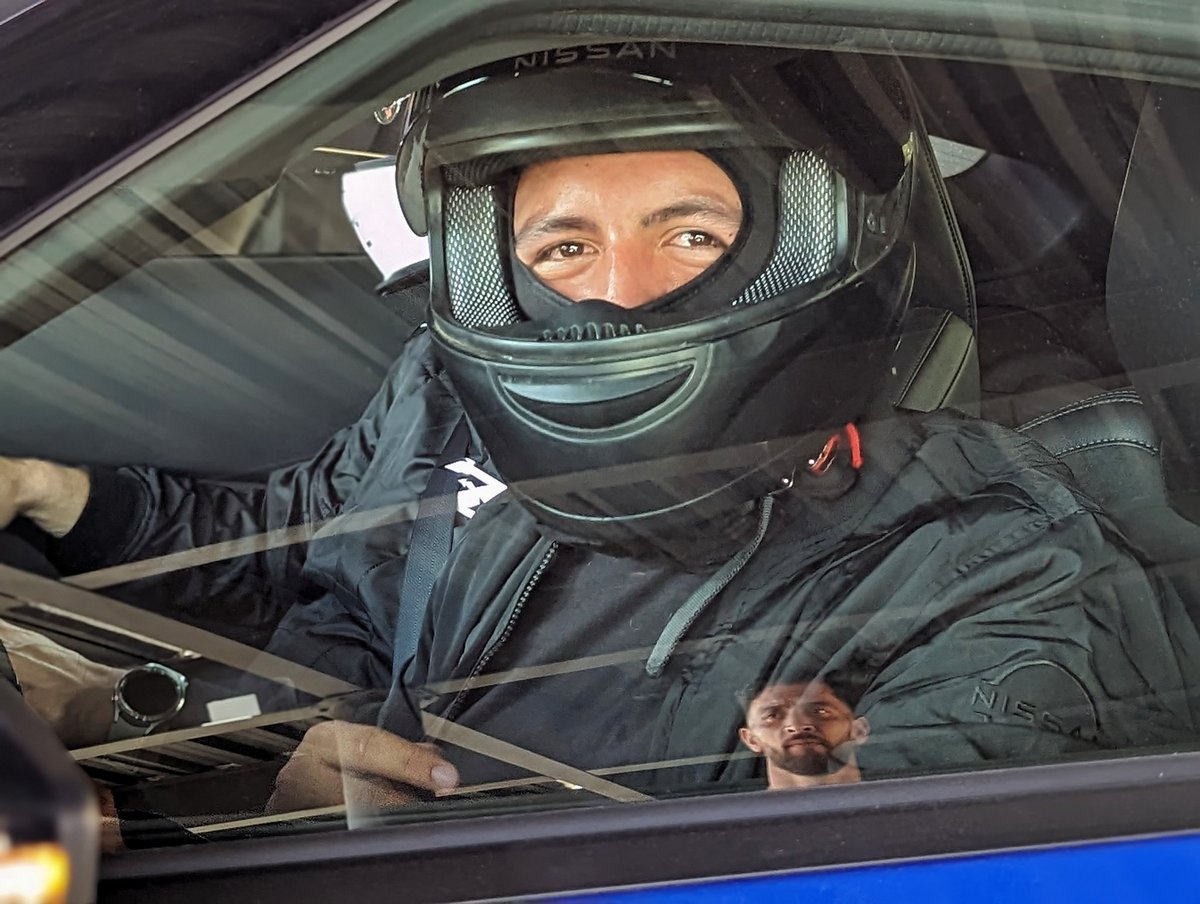ConductoresAlAz's tweet photo. El día de hoy manejamos en pista el nuevo Nissan Z.

Cómo dato, está lleno de detalles en su diseño, como la parte trasera que hace homenaje al 300ZX hasta ese frente que nos recuerda mucho a un Fairlady.

Una auténtica chulada de auto. En un momento más el vídeo 👀 https://t.co/te4uHxygC2