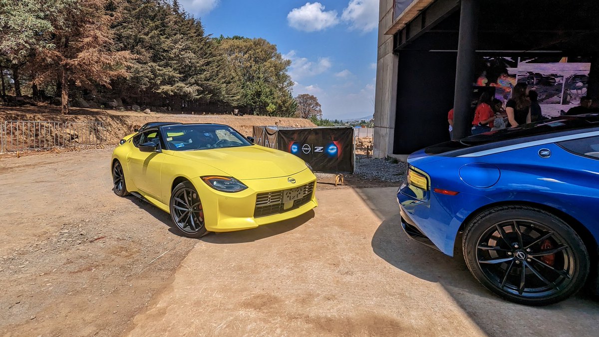 ConductoresAlAz's tweet photo. El día de hoy manejamos en pista el nuevo Nissan Z.

Cómo dato, está lleno de detalles en su diseño, como la parte trasera que hace homenaje al 300ZX hasta ese frente que nos recuerda mucho a un Fairlady.

Una auténtica chulada de auto. En un momento más el vídeo 👀 https://t.co/te4uHxygC2