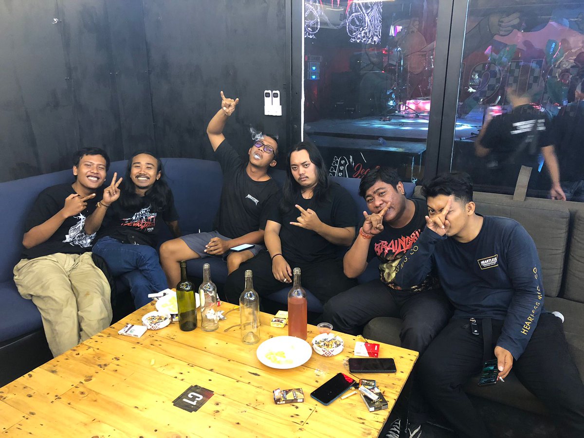 Kemarin saya belajar meeting yang sangat alot, bukan karena isi pertemuan ini tapi karena di sebelah saya band - band metal lagi manggung 😂
