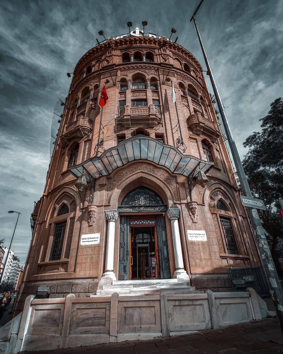 アンカラは、絵に描いたようなスポットであふれています🔍 例えば、イシュバンクと経済独立博物館。ウルス地区にあるこの博物館は、トルコの首都の文化や、ユニークな建築物の数々を探検するのにぴったりなスポットです。 ぜひ、足を運んでみてください😊 📸 @ yuvo