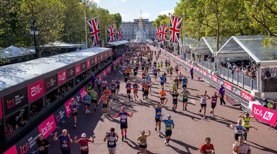 Our CEO Mouli Ramani will run 2 marathons next week in honor of #DreamBigOrg. How does he manage the pace of work, training + family---NO! Just when he's running. He tried ENGO for that! tinyurl.com/yvffrf5v #Engo #Pacing #Boston127 #LondonMarathon 👟🧳👟