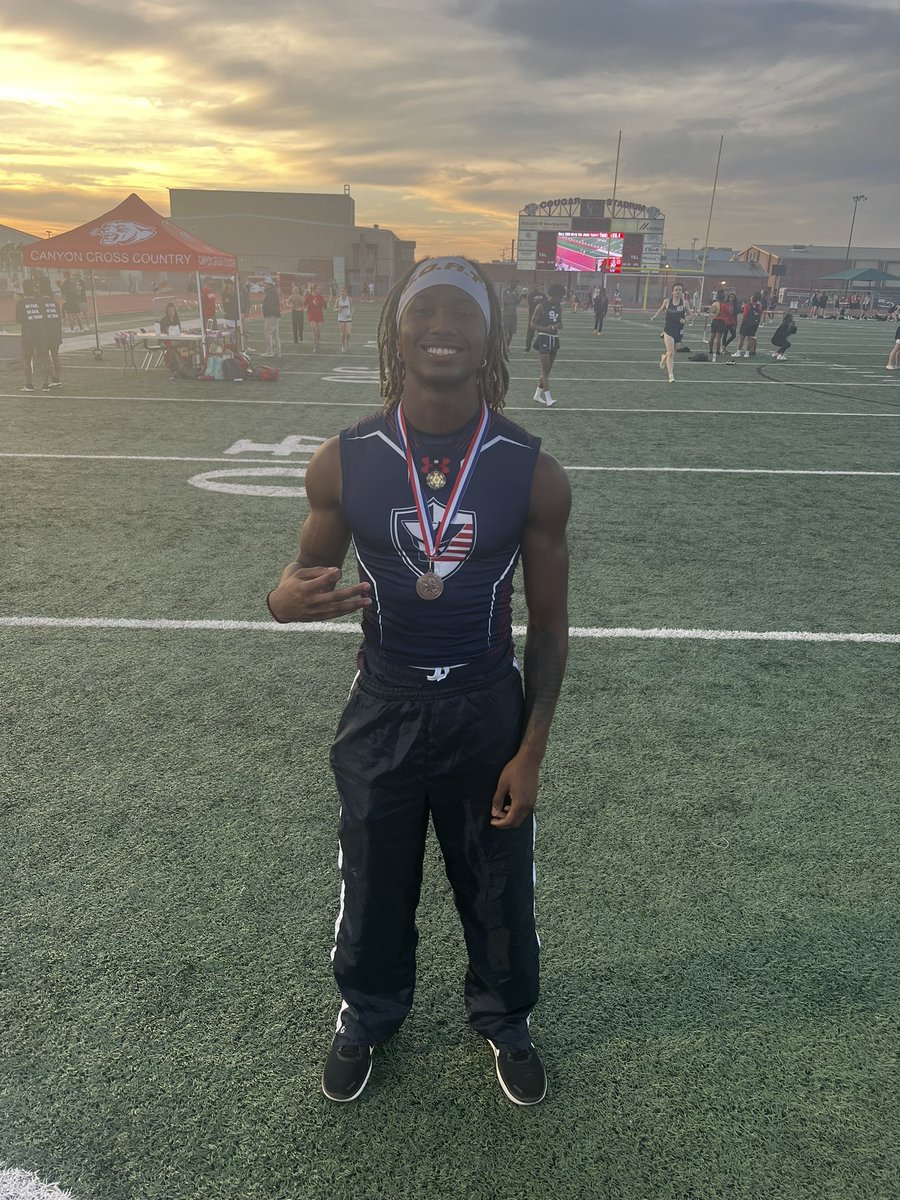 2x🔥 <a href="/HWATZXON/">Haeven Watson</a> in the 200m this go round! <a href="/JISD_ATHLETICS/">Judson ISD Athletics</a>