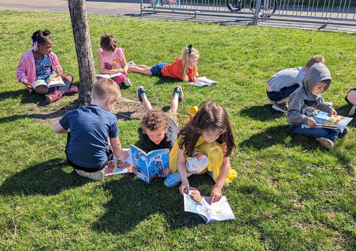 A beautiful day to read outside 🌞📖