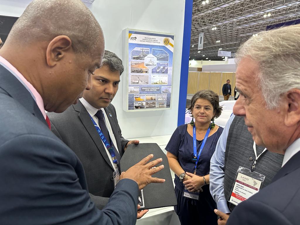 AssuntoMilitar's tweet photo. Ministro da Defesa visita estande da SMPP Private Limited

https://t.co/lCVcTdvsol

Facebook: https://t.co/tZmzZIT2Yn
YouTube: https://t.co/Av9vezkDsX

#AssuntosMilitares24hNoAr @DefesaGovBr @indiainbrazil @SMPPDEFENSE #Defense #LAAD2023 #LAAD23 #Militar 
#SMPP #smppdefense https://t.co/GfnAQOpRhe