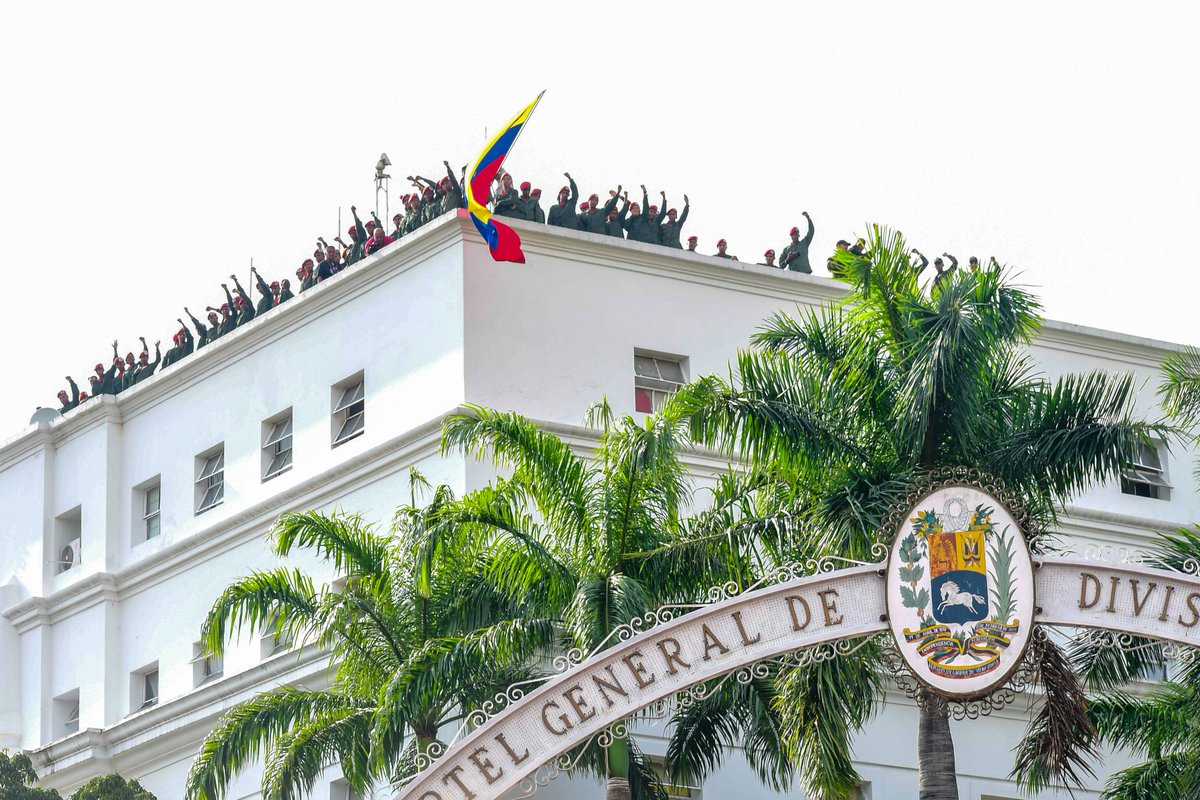 (2/4) Reafirmamos nuestro compromiso con la Patria recordamos aquella gesta donde todo un pueblo exigió el regreso del Cdmte. y líder Hugo Chávez.

<a href="/NicolasMaduro/">Nicolás Maduro</a>
<a href="/dcabellor/">Diosdado Cabello R</a>
@MPPEDUCACION