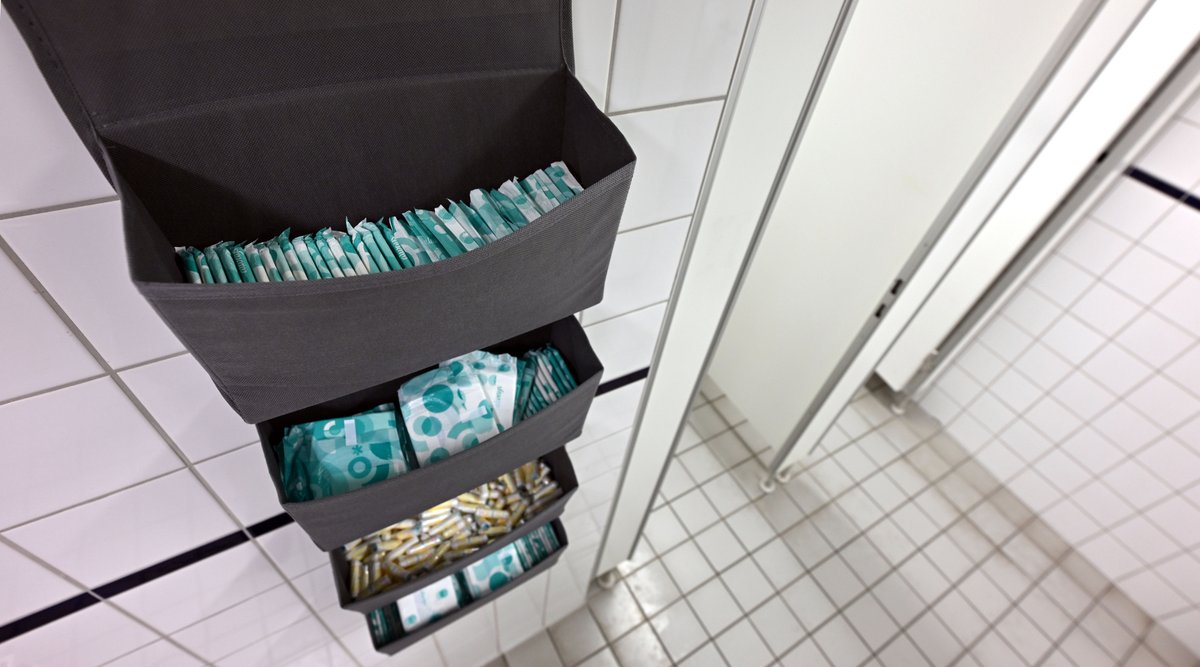frontrowjp's tweet photo. 生理用品の無償提供、海外のトイレではどうなっている？

 ディスペンサーが設置されている場所もあれば、コミュニティの協力で箱が置かれている場所も。アメリカ、イギリス、ドイツで調査した。

https://t.co/WaFWvSWsjN https://t.co/BwQE0a5VJP
