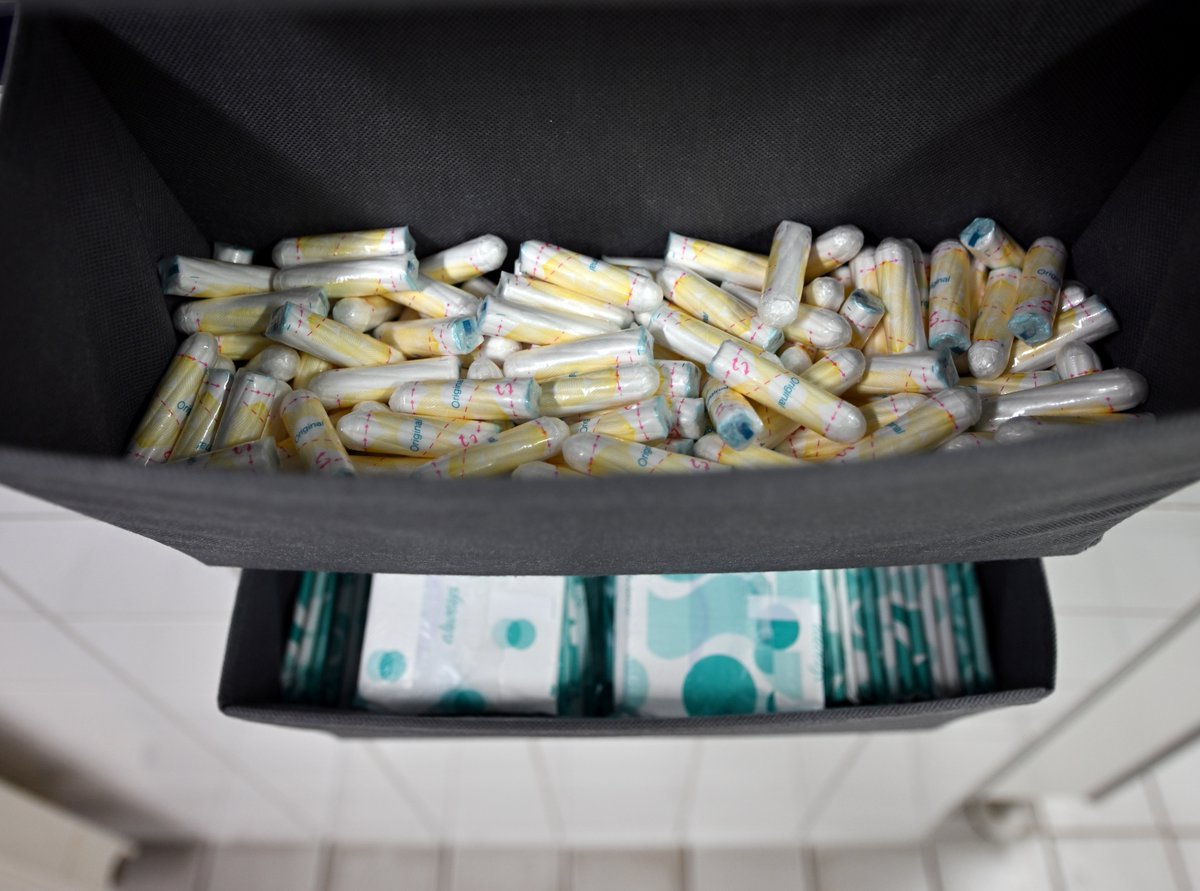 frontrowjp's tweet photo. 生理用品の無償提供、海外のトイレではどうなっている？

 ディスペンサーが設置されている場所もあれば、コミュニティの協力で箱が置かれている場所も。アメリカ、イギリス、ドイツで調査した。

https://t.co/WaFWvSWsjN https://t.co/BwQE0a5VJP