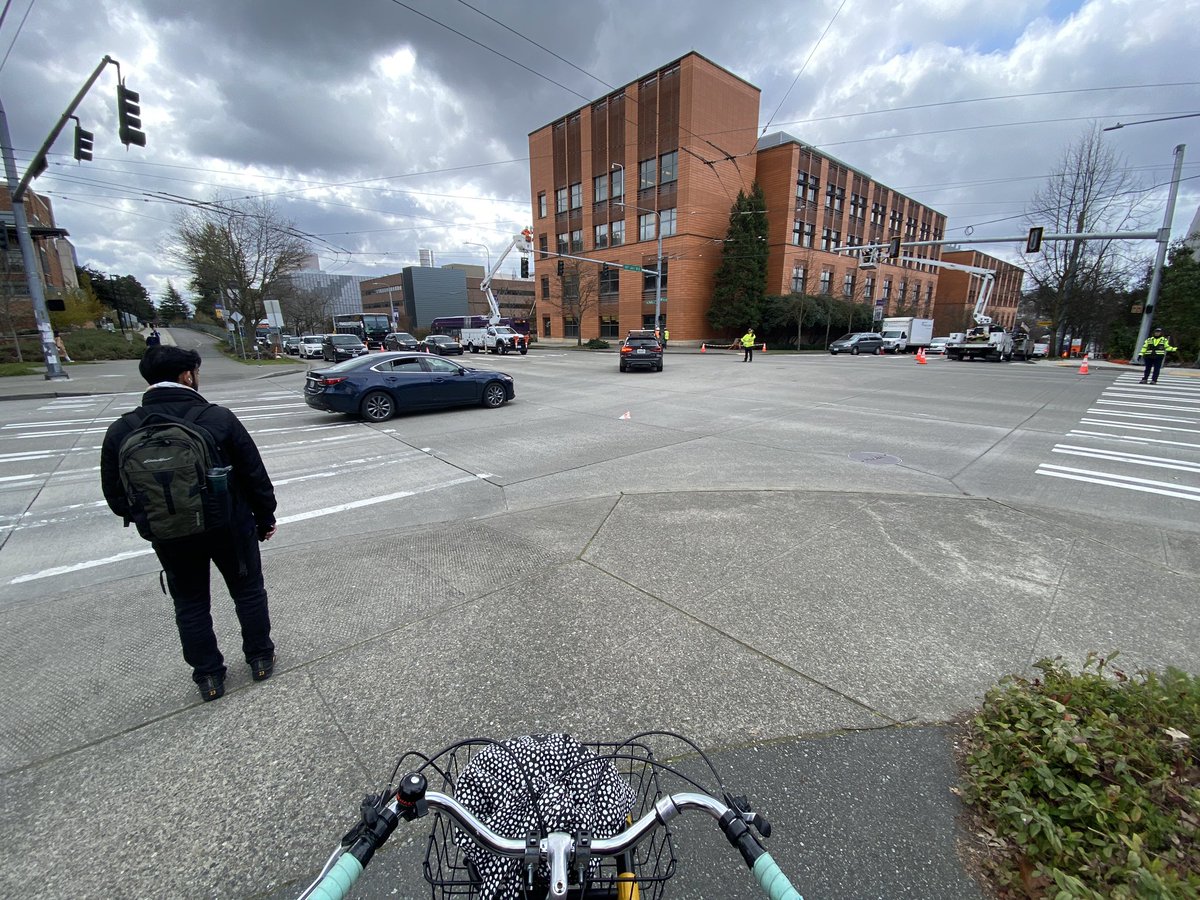 Some sort of signal work goin on here where the Burke crosses 15th Ave NE at NE Pacific St. Could they be making the ped/bike crossing longer & more frequent?!?!🤞🏻(guessing no 🙄)
#SEAbikes #bikeeverywhere