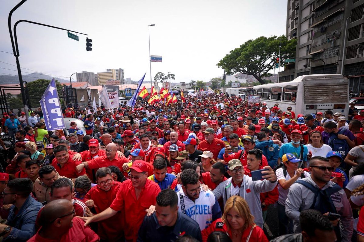 eduardopiate2's tweet photo. Apure se hizo presente en la gran marcha conmemorativa de los 21 años de la Revolución del 13 de abril de 2002. La delegación apureña estuvo conformada por militantes del ⁦@PartidoPSUV⁩, de la ⁦@JuventudPSUV⁩, de la Milicia Bolivariana y de l@s trabajador@s https://t.co/VEkBsG9MmT