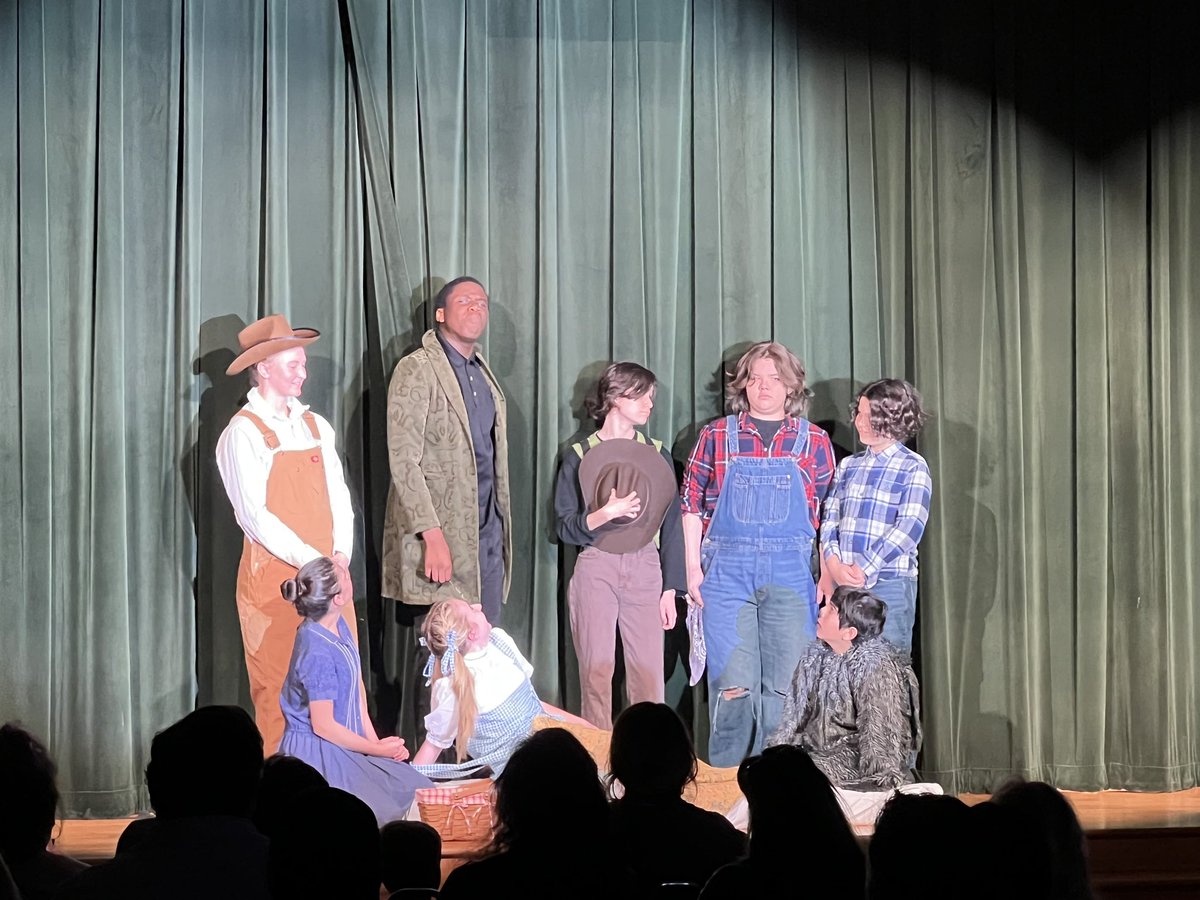 Our <a href="/GeorgeDawsonMS/">Dawson Middle School</a> dragons did an AMAZING job tonight in their production of Wizard of Oz! 🐉 Levi and I absolutely loved it 💚