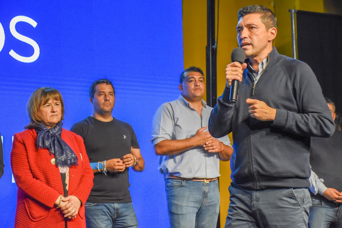 OLlancafilo's tweet photo. Neuquén de pie! De la mano de #MarcosKoopmann Gobernador y #AnaPechén ViceGobernadora
Desde Zapala la voz del interior provincial!
Defender a las neuquinas y neuquinos, esa es la consigna este domingo 16 de Abril.
#EsEnEquipo https://t.co/gJHUtQYZYZ