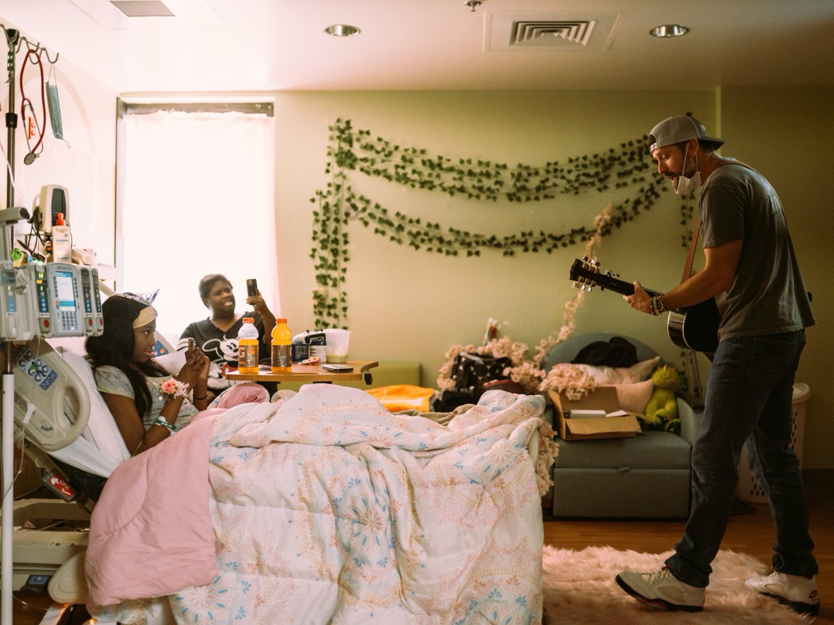 musiciansoncall's tweet photo. Scenes from our #PromWithMOC fun with @walkerhayes! We’ve got more to share from this day along with @menswearhouse, stay tuned! https://t.co/nNMRZTK1Yl