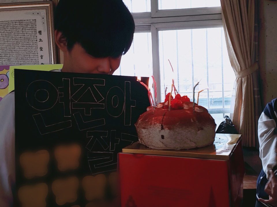allaboutyeonjun's tweet photo. We all know how choi yeonjun is so well loved on his high school days that’s why even if he’s drunk he really wants to go back to that moment. It’s just so precious for him. His classmates even prepared letters and cake for him when he’s gonna transfer school. He is LOVED. https://t.co/S5PhnZicVB