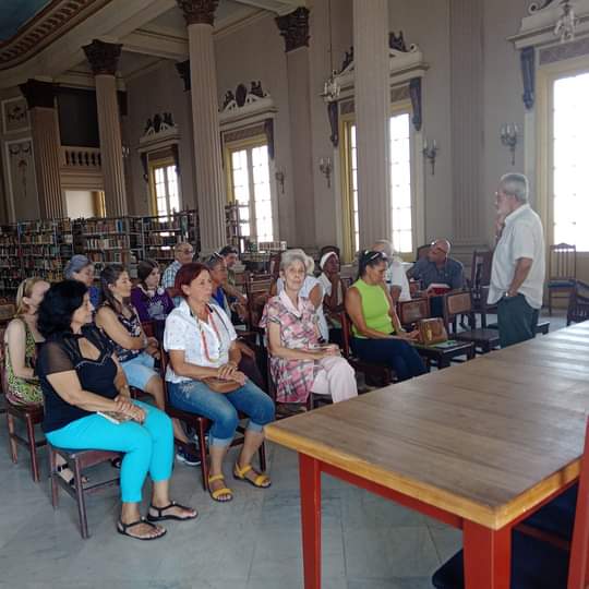 #CulturaEspirituana Conferencia "El color de la nación: La mujer cubana entre el campo y la ciudad", por Juan Eduardo Bernal Echemendia, en la Biblioteca Provincial Rubén Martínez Villena. #SanctiSpiritusEnMarcha <a href="/DeivyPrezMartn1/">Deivy Pérez Martín</a> <a href="/TeresitaRomeroR/">Teresita Romero Rodríguez</a> <a href="/DiazCanelB/">Miguel Díaz-Canel Bermúdez</a> <a href="/JorgeFlixLazo64/">Jorge Félix Lazo Garcia</a>