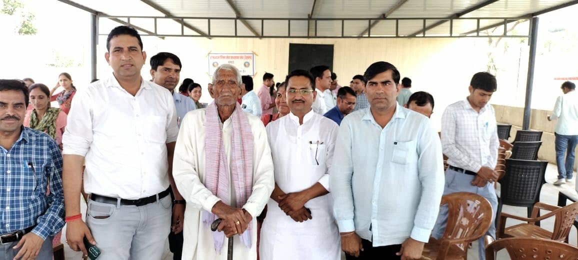 झुनझुनूँ में एक बुज़ुर्ग ने स्वयं चलाकर सत्कार 2023 कार्यक्रम में भाग लेने के लिये संकल्प लिया। साथियों ज़्यादा से ज़्यादा संख्या में पधारें ।<a href="/ashokgehlot51/">Ashok Gehlot</a> <a href="/GovindDotasra/">Govind Singh Dotasra</a> <a href="/RajGovOfficial/">Government of Rajasthan</a> <a href="/RajCMO/">CMO Rajasthan</a> <a href="/DrBDKallaINC/">Dr. Bulaki Das Kalla</a> <a href="/ZahidaKhanINC/">Zahida Khan</a> <a href="/zeerajasthan_/">ZEE Rajasthan</a> <a href="/1stIndiaNews/">First India News</a>