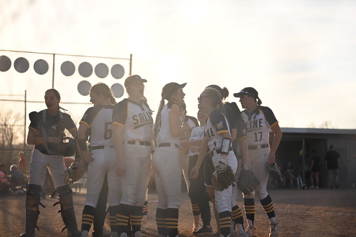 heidiMphoto's tweet photo. Hornets win two against a really good Walled Lake Northern team tonight. All-around fantastic team effort on both sides of the plate. Had a special guest, too. A "League of Their Own" player! So awesome!! This sport is something special! #girlpower #familyonone @saline_softball https://t.co/yssQRJ00wu