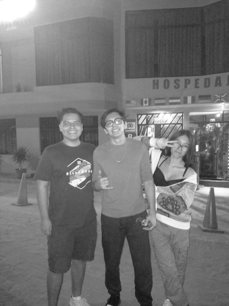 Hachemc31's tweet photo. Por fin pude conocerlos y de verdad fue un gusto @TheDaarick28 @Valeriihe https://t.co/XZzsPUrQDj
