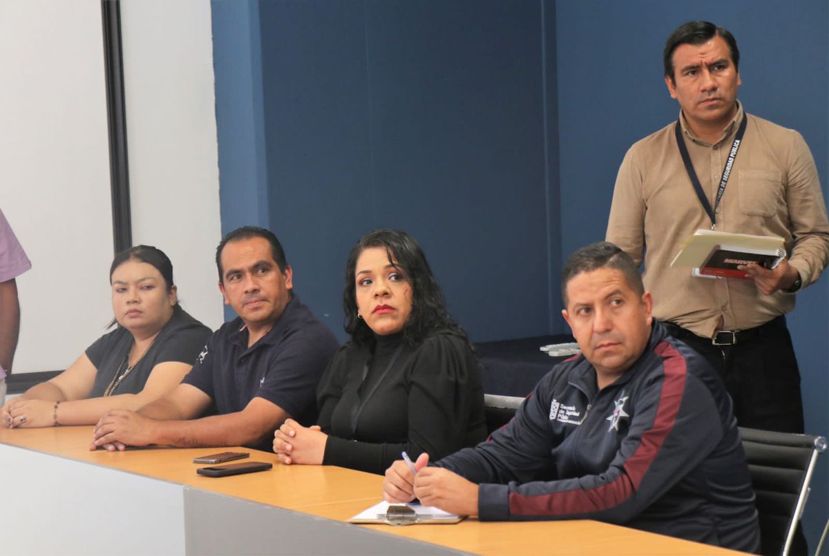 Con el propósito de contar con las herramientas necesarias para garantizar espacios de trabajo seguros y prevenir percances, a través de la Dirección de Protección Institucional entregamos cerca de 400 artículos de equipamiento de seguridad, previo al 1er. Simulacro Nacional 2023