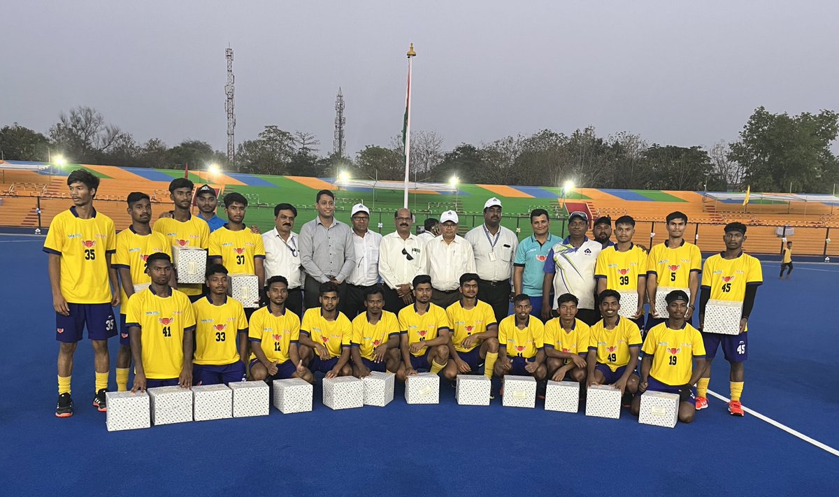 NTHA_JAMSHEDPUR's tweet image. NTHA thanks @steelauthority sports department for the warm gifts and excellent hospitality. 

A special shoutout to Mr. Raju Saini Coach and Mr. RK Phari for welcoming us and treating as a family. 

#ntha #sail #sailsteel #openingceremony #rourkela
