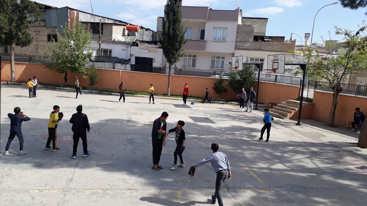 Nizipislimsayin's tweet photo. @GevenceO okulundan gelen beyzbol takımı ile hazırlık maçı yapıldı.

@gul_davut @yasintepe
@M_Kilicparlar @Cgnde 
@Magir99 @Muratt_Kilic44 
@tken401 @demirryahya 
@TRagbiFed https://t.co/lHpmnuZdAa