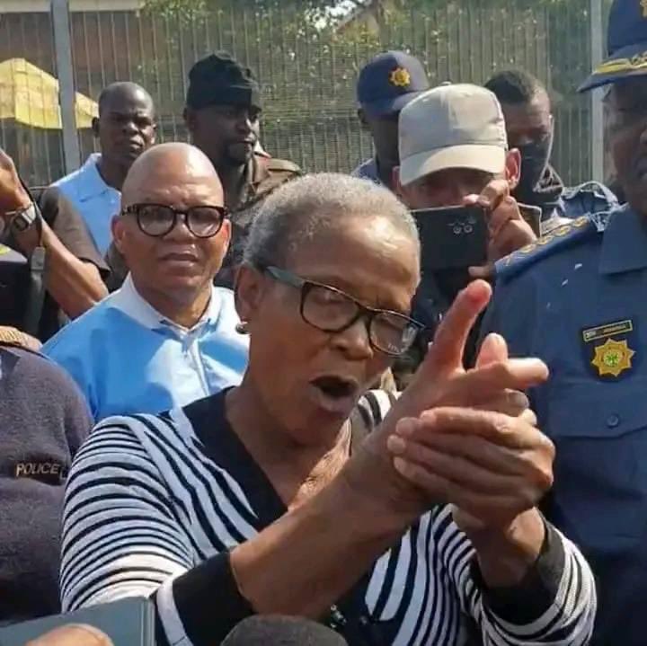 AdvoBarryRoux's tweet image. PSG Star Achraf Hakimi's wife filed for divorce &amp;amp; wanted more than half of the Moroccan footballer's property and fortune. When they arrived in court, they realized that Achraf Hakimi had nothing.  Achraf Hakimi had put his entire fortune under his mother's name a long time.