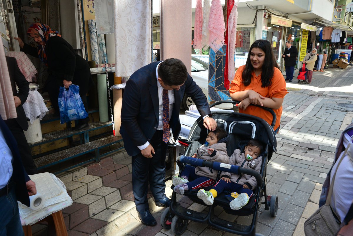 Harun__Algul's tweet photo. İlçe Başkanımız Bekir BOZKURT ve Yönetim Kurulu Üyelerimiz, Kaçep İlçe Başkanı Özlem Adviye YUMUŞ ve Yönetim Kurulu Üyeleri, Meclis Üyelerimiz, Partimiz Üyeleri  ve Genç Ülkücülerimizle, Pazartesi Pazarında faaliyet gösteren yerleşik esnaflarımızı ziyaret ettik. + https://t.co/x4eoyy9l5e