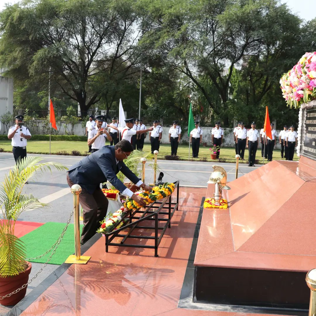 nfsc_mha's tweet photo. H'ble Director NFSC Sh RM Kshirsagar paying homage to the martyred firefighters in the wreath laying ceremony.
#nationalfireserviceday2023 #fireserviceday2023 #fireserviceweek2023 #fireservices #fire #martyrs #firefighters #indianfireservice https://t.co/pRJMMt6Ma0