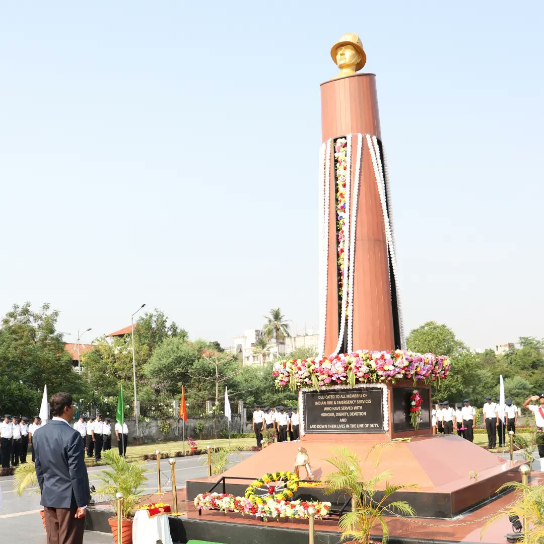 nfsc_mha's tweet photo. H'ble Director NFSC Sh RM Kshirsagar paying homage to the martyred firefighters in the wreath laying ceremony.
#nationalfireserviceday2023 #fireserviceday2023 #fireserviceweek2023 #fireservices #fire #martyrs #firefighters #indianfireservice https://t.co/pRJMMt6Ma0