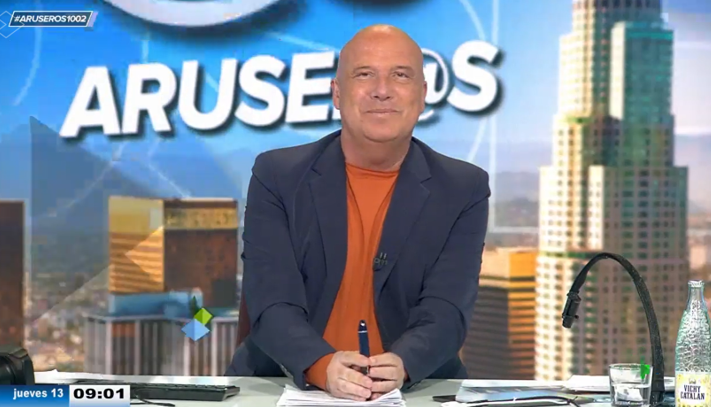 #Audiencias I

<a href="/AruserosLaSexta/">Aruser@s</a> se dispara al 20,8%, líder absoluto con su 2ª MEJOR CUOTA HISTÓRICA

Aumenta la ventaja con su competencia a +7,4 puntos

Es líder también en Target Comercial (25,2%) y en su emisión completa con un 18,2%, igualmente su 2º mejor resultado histórico