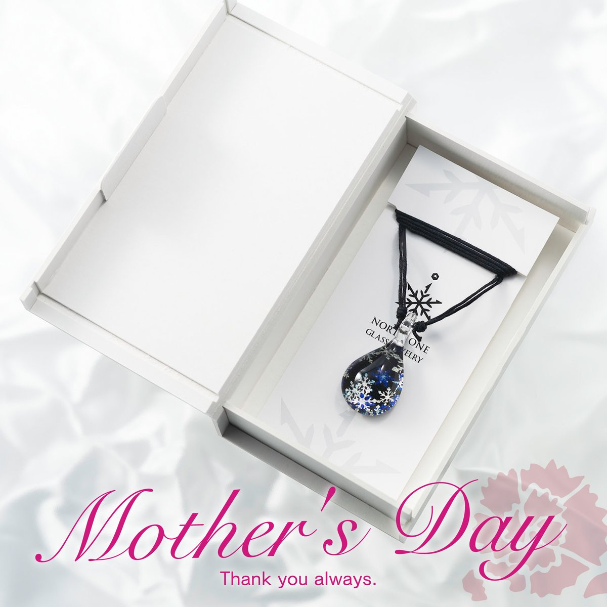 north1glass's tweet photo. 5/14の母の日のプレゼントにいかがですか？🎁

今年は特別なジュエリーボックスのギフトセットが登場！
ノースワングラスジュエリーのロゴが刻印されたおしゃれなジュエリーボックスをご用意しました。

ご購入はこちらから🌹↓
https://t.co/pnZaVPrC8p

#母の日ギフト https://t.co/MVzhuyaxZf