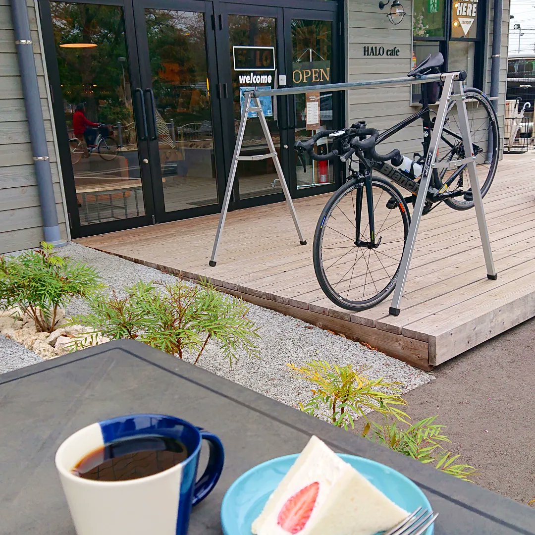 chariand_oyaco's tweet photo. 本日のリハビリゆるぽたride仕上げはHALOcafeふじみ野。
50km走ると膝が火照ってきちゃう😭
#HALOcafe https://t.co/upMnf7LW7z