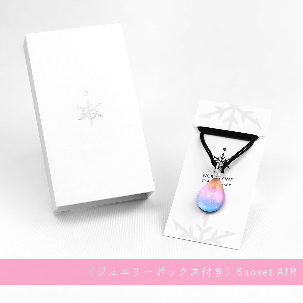 north1glass's tweet photo. 5/14の母の日のプレゼントにいかがですか？🎁

今年は特別なジュエリーボックスのギフトセットが登場！
ノースワングラスジュエリーのロゴが刻印されたおしゃれなジュエリーボックスをご用意しました。

ご購入はこちらから🌹↓
https://t.co/pnZaVPrC8p

#母の日ギフト https://t.co/MVzhuyaxZf