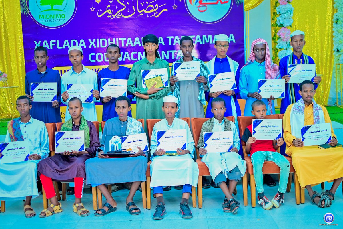 AhmedMo61487331's tweet photo. Xaflada xidhitaanka tartamada codwacnaanta qur'aanka iyo xifdinta 70 xadiis. https://t.co/oEE7u084zV