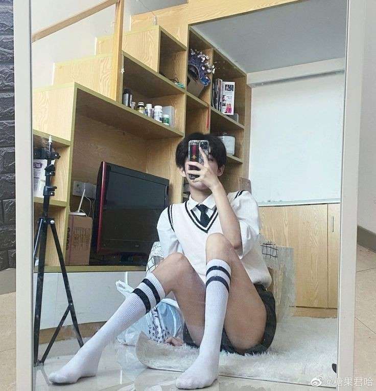 good morning ! it's a fine morning to dress in skirts, isn't it ? 😊