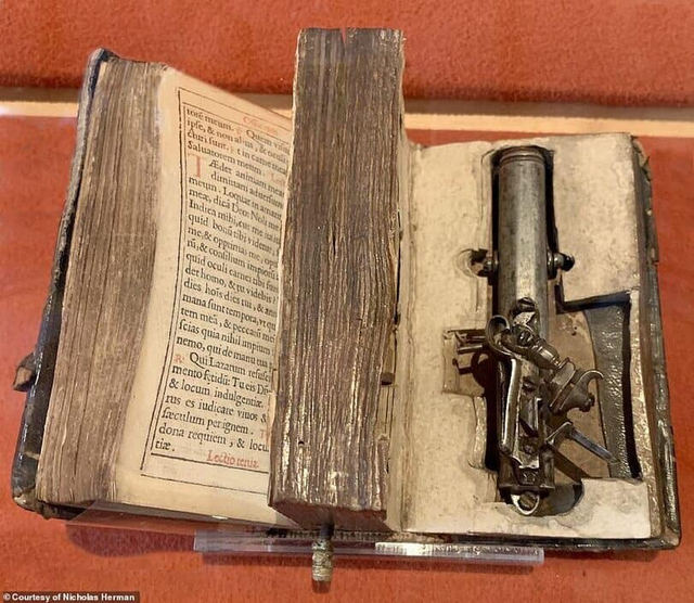 historydefined's tweet photo. A gun hidden within a bible, made for Francesco Morozini, Doge of Venice (1619-1694). The owner of the bible could pull the silk bookmark to shoot while the book was still closed. Now on display at the Museo Correr in Venice https://t.co/LCA2JITaYW