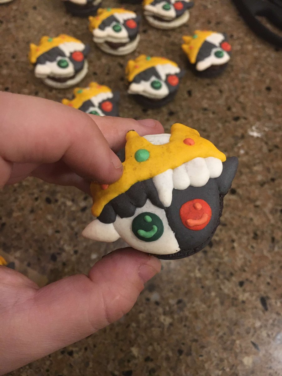 Micarocks101's tweet photo. Yeah ok this is also many years old but also the designed macarons I am the most proud of making, old ass @Ranboosaysstuff macarons, filled with half and half chocolate/vanilla buttercream. https://t.co/uzJo05aoN6
