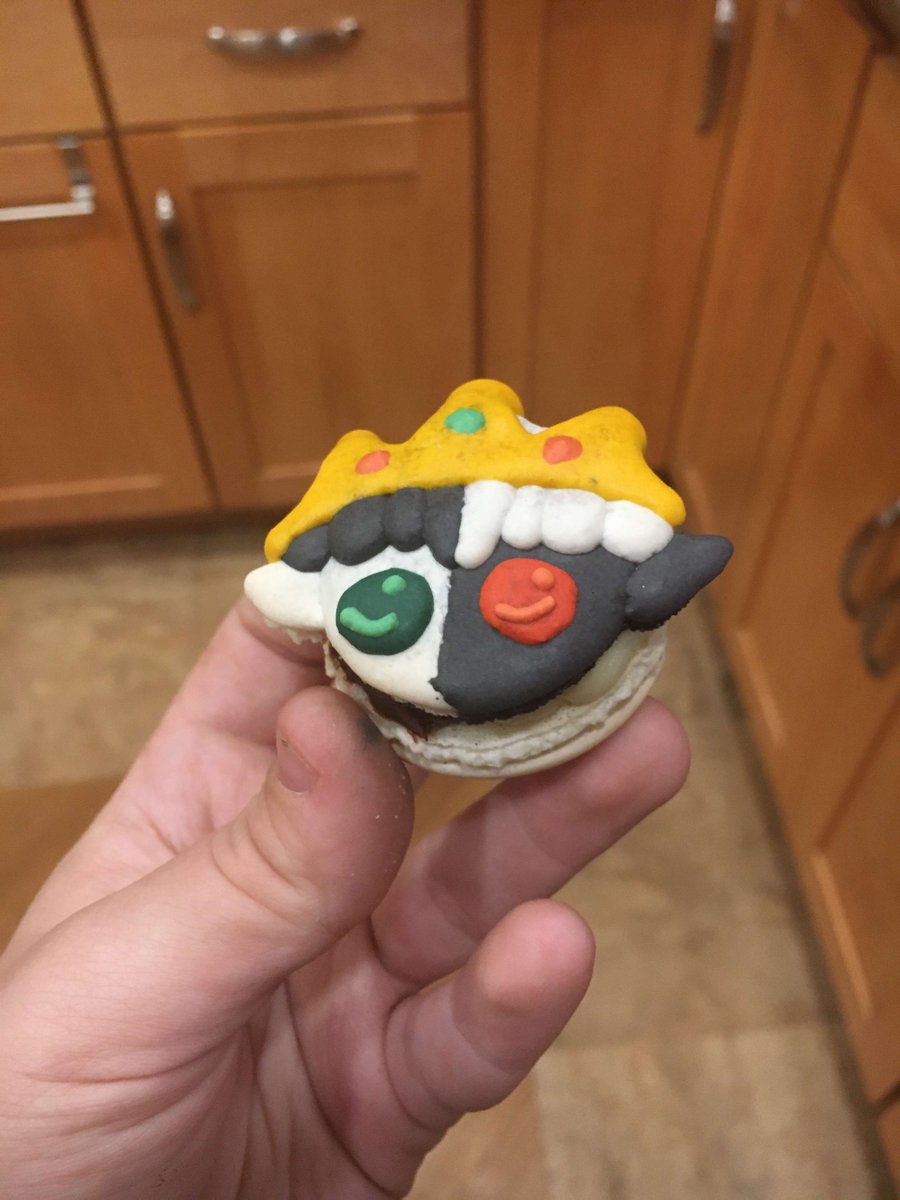 Micarocks101's tweet photo. Yeah ok this is also many years old but also the designed macarons I am the most proud of making, old ass @Ranboosaysstuff macarons, filled with half and half chocolate/vanilla buttercream. https://t.co/uzJo05aoN6