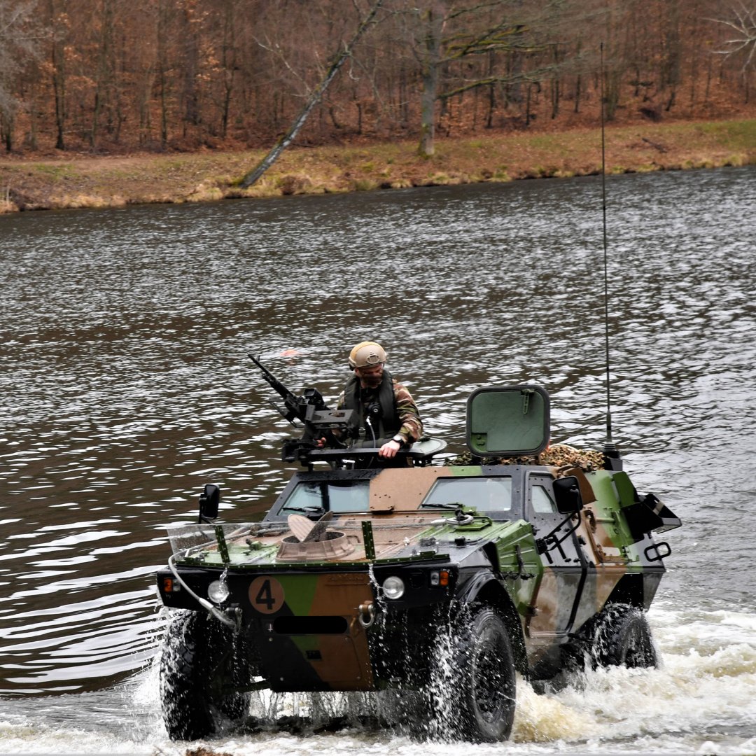 Skyrock_PLM's tweet photo. Nous nous rendons aujourd’hui devant le lac d’Haspelschiedt 🌊, où des soldats du 2ème Régiment de Hussards ont réalisé le franchissement de ce lac avec leur véhicule blindé 🚙 

Récit et explications juste ici ! 
➡️ https://t.co/RyNMIGKaWv

@armeedeterre 
@Armees_Gouv 
#2RH https://t.co/MdIBNbiDEp