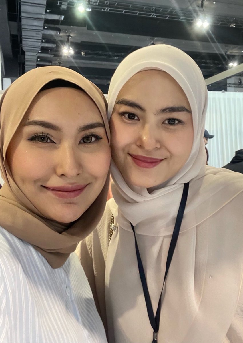 Tengah pilih baju raya kucing tiba-tiba <a href="/wanyhasrita_/">Wany Hasrita</a> kat sebelah dok beli baju kucing juga 😆