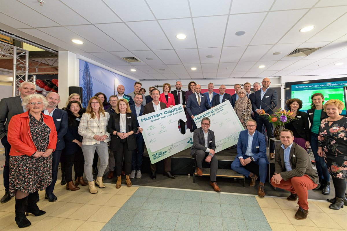 economicboard's tweet photo. Samenwerken aan een arbeidsmarkt die werkt! @provgelderland The Economic Board @regioAN  ondertekenden samen met ondernemers, kennisinstellingen en de arbeidsmarktregio’s het Human Capital Akkoord regio Arnhem-Nijmegen. In alle sectoren komen we mensen tekort, ieder talent telt! https://t.co/ALSh542KGg
