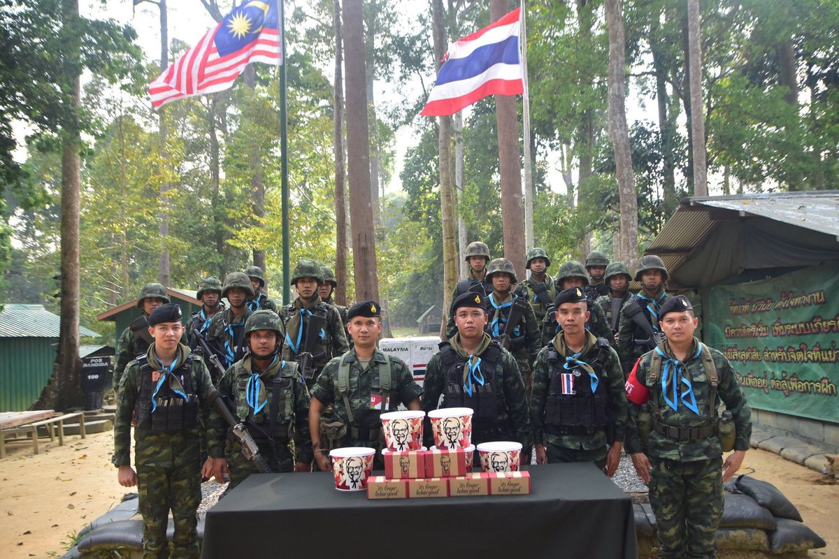 INFANTRY1522's tweet photo. ขวัญกำลังใจคืออนุภาพการรบที่ไร้ตัวตน ร.152 พัน.2 ตรวจเยี่ยม มว.ปชด.ที่3 ร้อย.ปชด.ที่1 และมอบสิ่งของให้กับกำลังพล เพื่อเป็นขวัญกำลังใจในการปฏิบัติหน้าที่ https://t.co/wn1iANcyt4