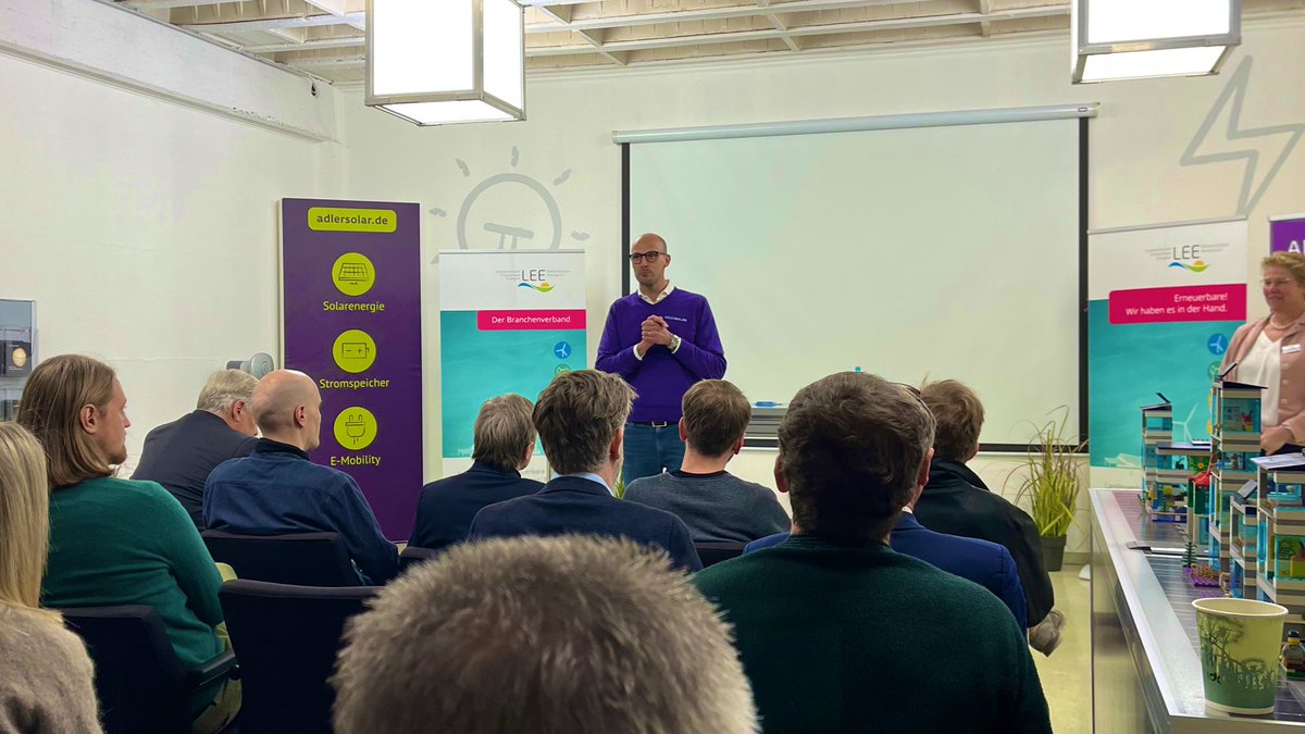 adlersolar's tweet photo. Eine sehr gute Diskussion zum Ausbau erneuerbarer Energie mit hochkarätigen Gästen beim Branchentag des @LEENiedersachs2 in unserem Showroom. Vor der Bürgerschaftswahl in #Bremen in einem Monat diskutieren die Teilnehmer was getan werden muss

#Photovoltaik #Solarexperten #HBWahl https://t.co/LvHPApZ4D8