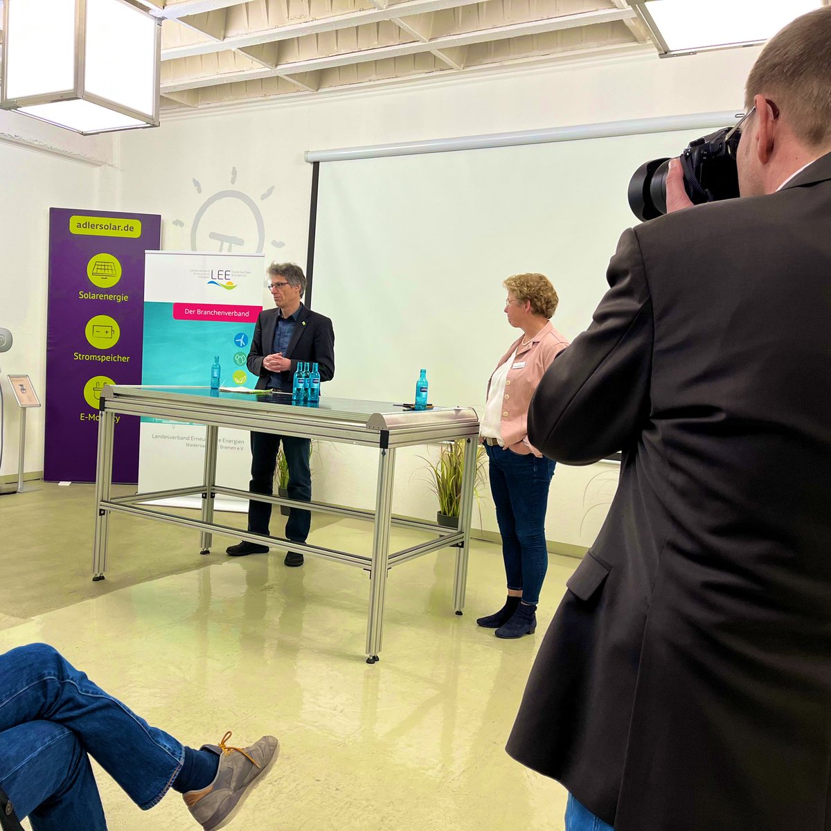 adlersolar's tweet photo. Eine sehr gute Diskussion zum Ausbau erneuerbarer Energie mit hochkarätigen Gästen beim Branchentag des @LEENiedersachs2 in unserem Showroom. Vor der Bürgerschaftswahl in #Bremen in einem Monat diskutieren die Teilnehmer was getan werden muss

#Photovoltaik #Solarexperten #HBWahl https://t.co/LvHPApZ4D8
