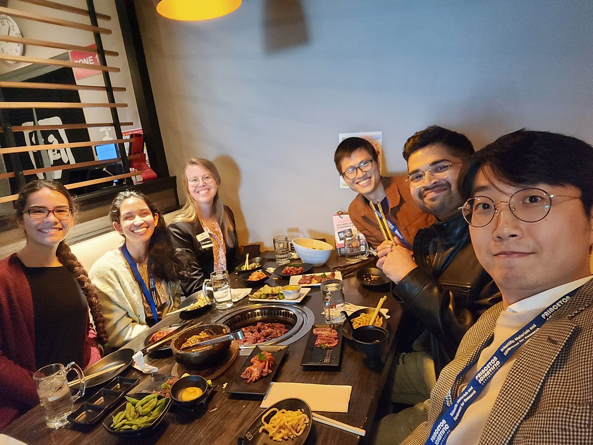 AritrajitGupta's tweet photo. Caught up with a few dear friends and former colleagues of mine from the @talapinlab over lunch at #S23MRS. https://t.co/LjSyrlNecX