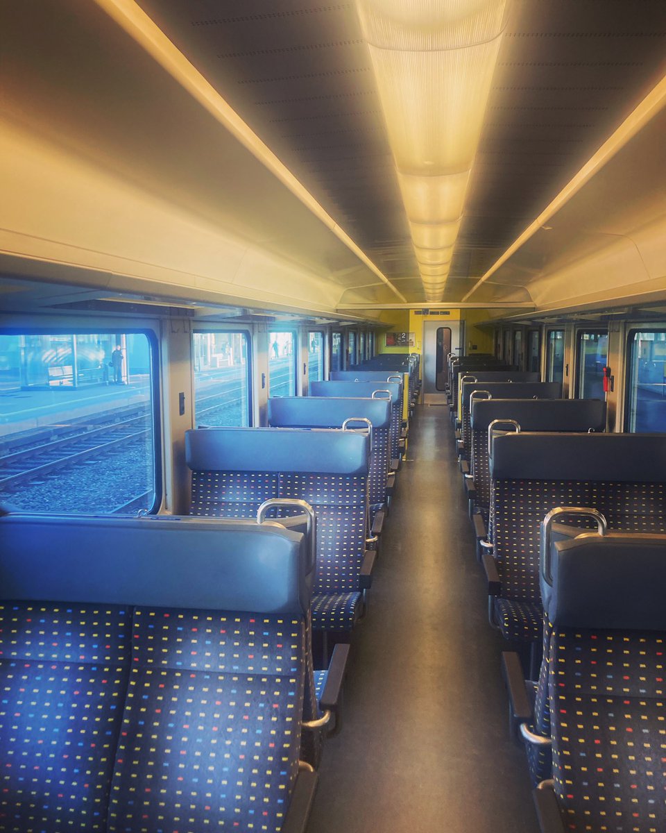 RSchildboeck's tweet photo. #mavieensuisse #pendulaire #ir90 #gland #genève
Assez rare d'avoir un wagon de mon train matinal que pour moi 😳🇨🇭🚂 https://t.co/ZW598Is9Ix