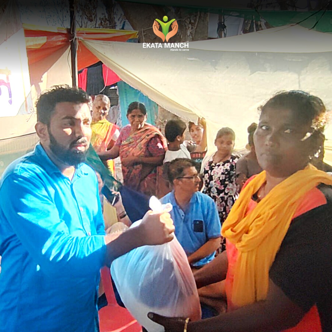 ekata_manch's tweet photo. On April 9th, Ekata Manch successfully provided aid to the victims of the recent fire in Malad. The NGO distributed food and other necessities to those affected by the tragedy & welcomed contributions from the community to join them in their efforts.
#Maladfire #helpinghands https://t.co/3MPvq8YIVq