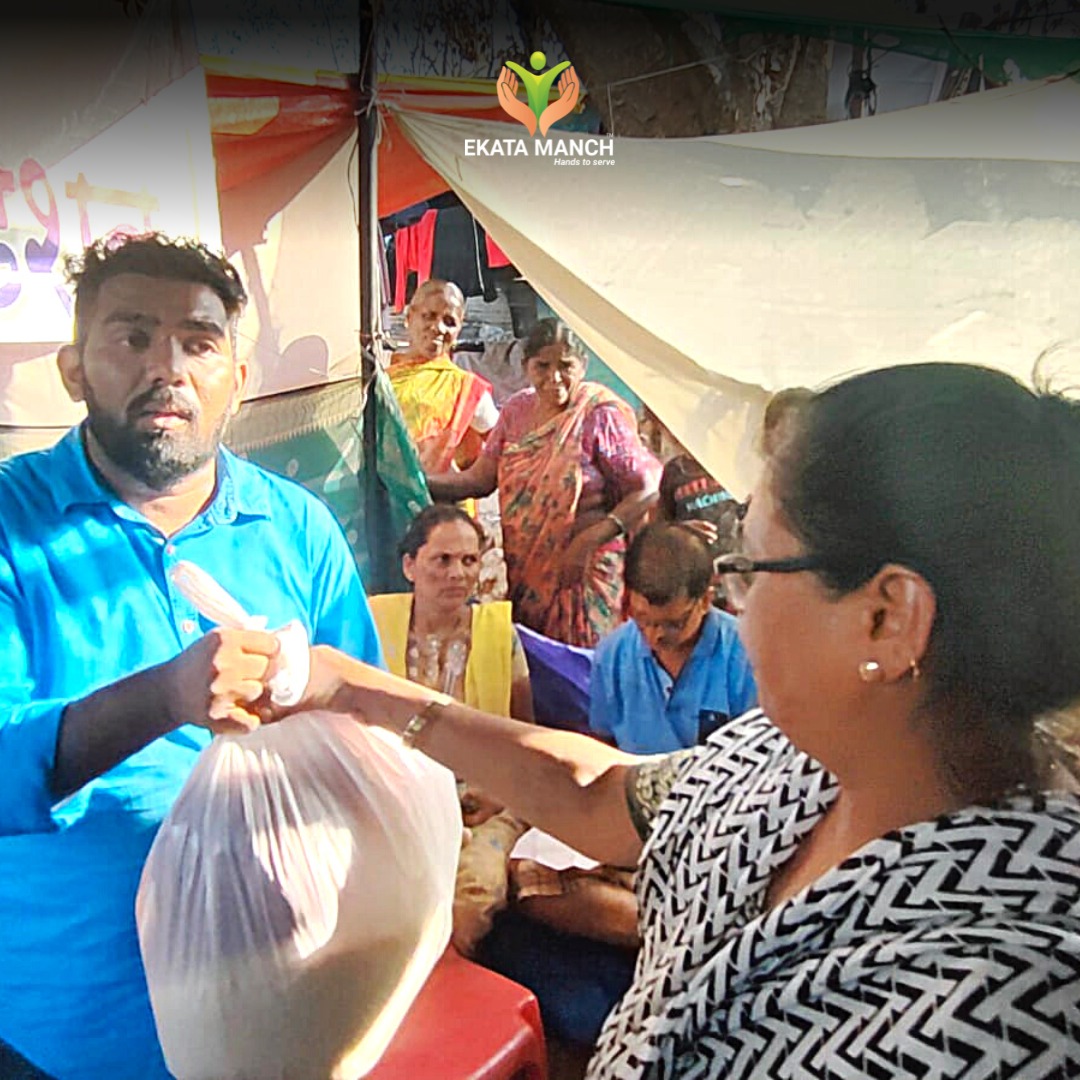 ekata_manch's tweet photo. On April 9th, Ekata Manch successfully provided aid to the victims of the recent fire in Malad. The NGO distributed food and other necessities to those affected by the tragedy & welcomed contributions from the community to join them in their efforts.
#Maladfire #helpinghands https://t.co/3MPvq8YIVq