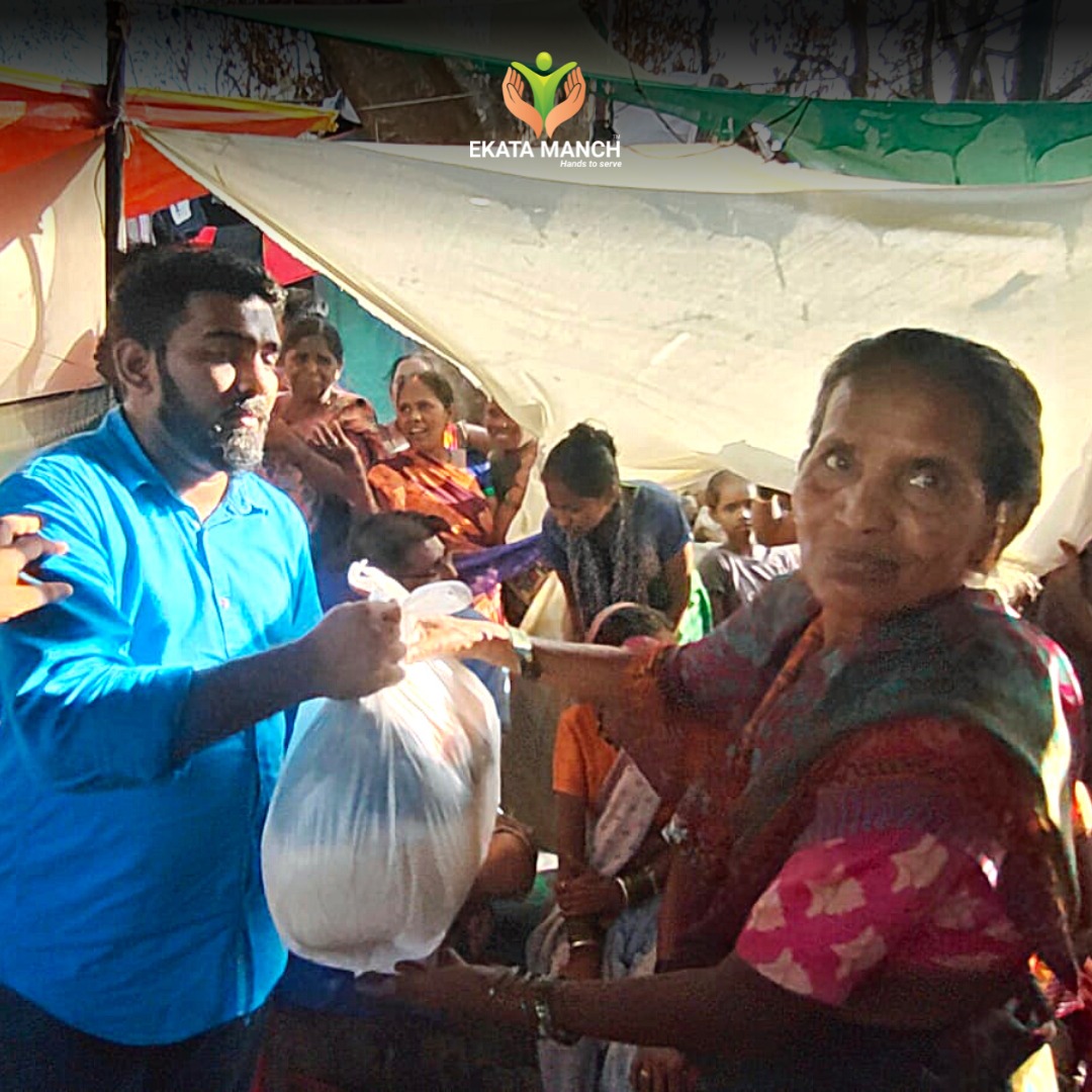 ekata_manch's tweet photo. On April 9th, Ekata Manch successfully provided aid to the victims of the recent fire in Malad. The NGO distributed food and other necessities to those affected by the tragedy & welcomed contributions from the community to join them in their efforts.
#Maladfire #helpinghands https://t.co/3MPvq8YIVq